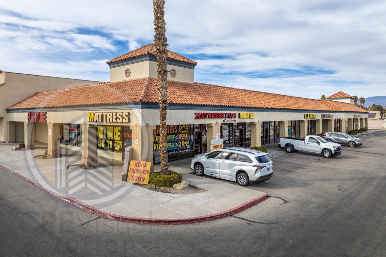 Retail center neighboring tenants and co-tenancy